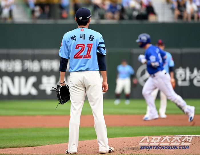 22일 부산 사직야구장에서 열린 삼성과 롯데의 경기, 1회초 2사 1,3루 롯데 박세웅이 삼성 박병호에 선제 3점홈런을 허용하며 아쉬워하고 있다. 부산=허상욱 기자wook@sportschosun.com/2025.06.22/