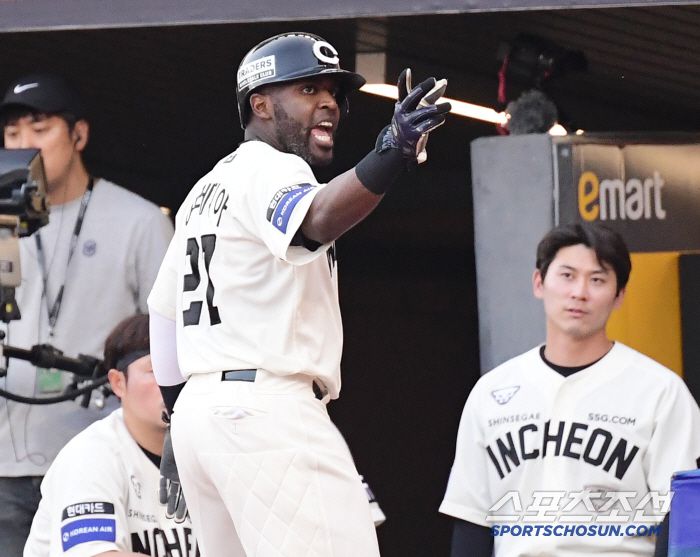 22일 인천 SSG랜더스필드에서 열린 SSG와 KIA의 경기. 7회말 퇴장 당하고 있는 SSG 에레디아. 인천=송정헌 기자songs@sportschosun.com/2025.06.22/