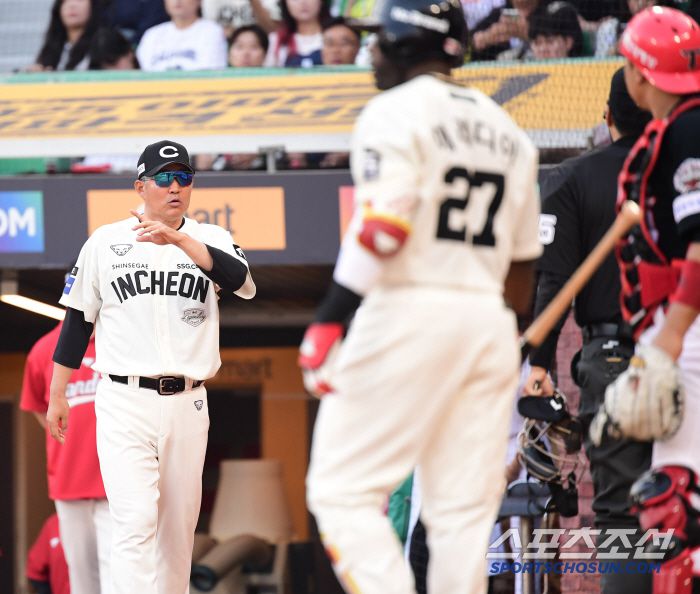 22일 인천 SSG랜더스필드에서 열린 SSG와 KIA의 경기. 7회 경기 도중 주심에게 어필하는 SSG 이숭용 감독. 인천=송정헌 기자songs@sportschosun.com/2025.06.22/