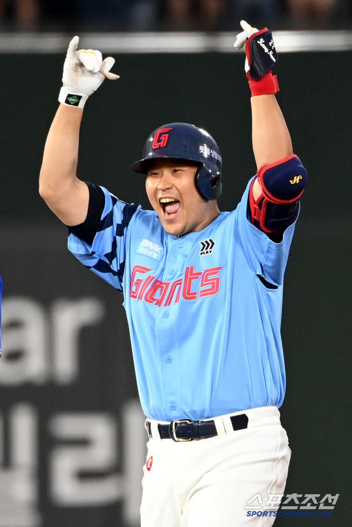 22일 부산 사직야구장에서 열린 삼성과 롯데의 경기, 7회말 2사 3루 롯데 유강남이 1타점 2루타를 치고 환호하고 있다. 부산=허상욱 기자wook@sportschosun.com/2025.06.22/