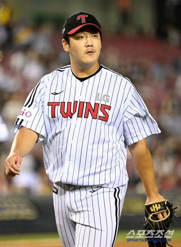 10일 잠실야구장에서 열린 SSG와 LG의 경기, 8회초 ㅌ구를 마친 LG 성동현이 더그아웃으로 향하고 있다. 잠실=허상욱 기자wook@sportschosun.com/2025.06.10/