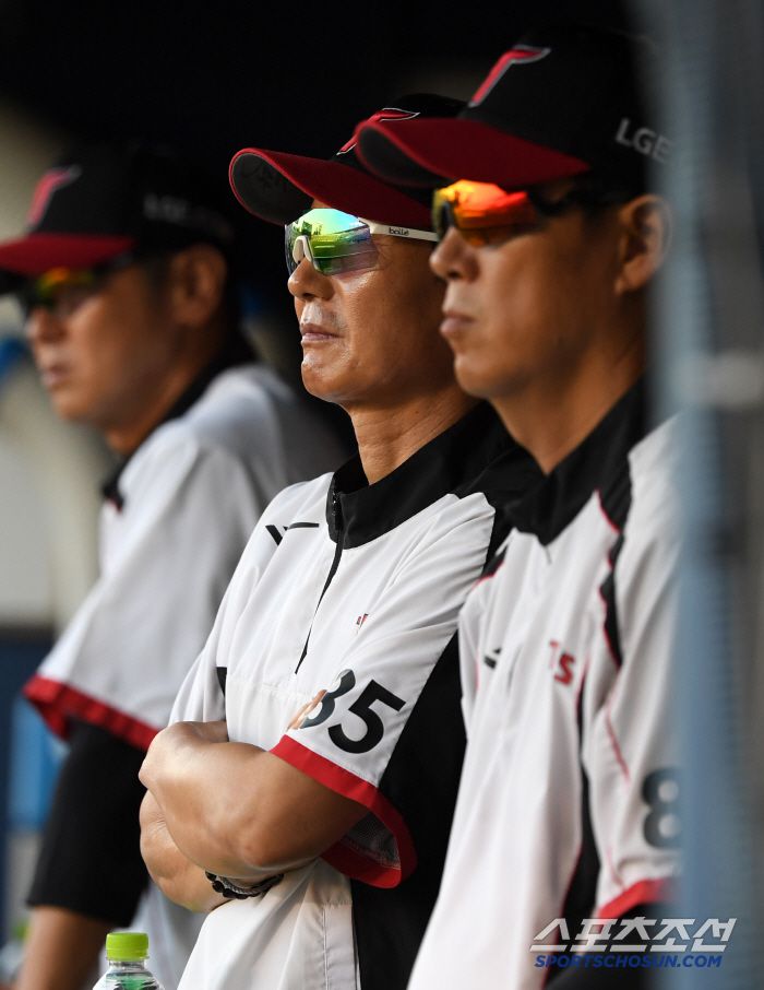22일 잠실구장에서 열린 LG 트윈스와 두산 베어스의 경기. LG 염경엽 감독이 경기를 지켜보고 있다. 잠실=박재만 기자 pjm@sportschosun.com/2025.06.22/