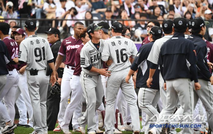 22일 대전 한화생명볼파크에서 열린 키움-한화전. 3회초 2사 1루 폰세와 임지열이 신경전을 벌이자 벤치클리어링이 발생하고 있다. 대전=정재근 기자 cjg@sportschosun.com/2025.6.22/