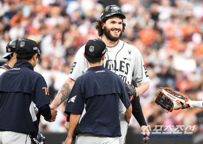 22일 대전 한화생명볼파크에서 열린 키움-한화전. 6회초 2사 1루 최주환이 폰세를 상대로 안타를 쳤다. 폰세가 마운드를 내려오며 최주환을 바라보고 있다. 대전=정재근 기자 cjg@sportschosun.com/2025.6.22/