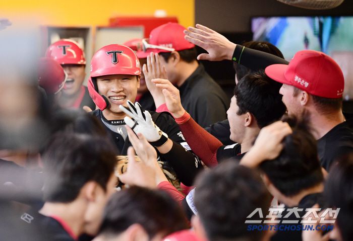 22일 인천 SSG랜더스필드에서 열린 SSG와 KIA의 경기. 8회초 KIA 김석환이 역전 투런 홈런을 날렸다. 동료들의 축하를 받고 있는 김석환. 인천=송정헌 기자songs@sportschosun.com/2025.06.22/
