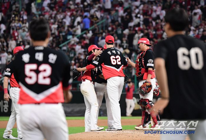 22일 인천 SSG랜더스필드에서 열린 SSG와 KIA의 경기. KIA가 SSG에 승리했다. 경기 종료 후 승리의 기쁨을 나누고 있는 KIA 선수들. 인천=송정헌 기자songs@sportschosun.com/2025.06.22/