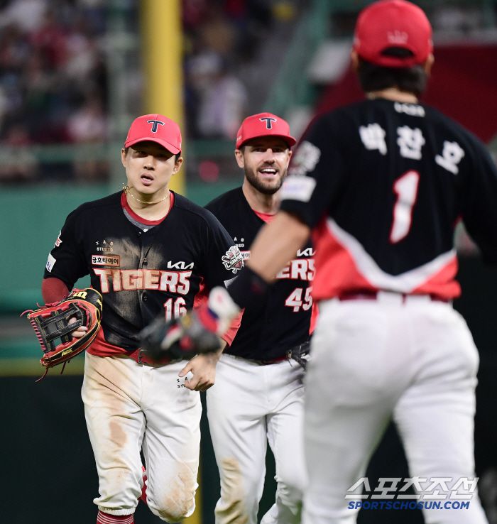 21일 인천 SSG랜더스필드에서 열린 SSG와 KIA의 경기. 9회말 2사 1, 2루 SSG 박성한 안타 때 2루주자 에레디아를 홈에서 잡아낸 KIA 최원준. 인천=송정헌 기자songs@sportschosun.com/2025.06.21/