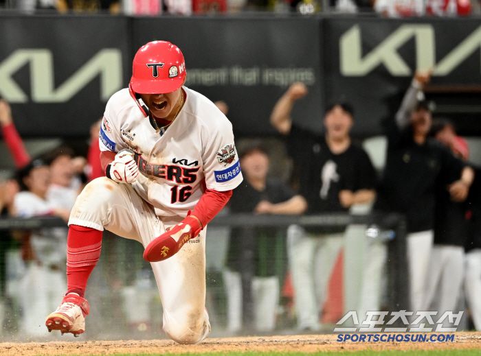 8일 광주 KIA챔피언스필드에서 열린 한화와 KIA의 경기, 8회말 1사 1루 KIA 한준수의 적시타때 1루주자 최원준이 득점에 성공한 후 환호하고 있다. 광주=허상욱 기자wook@sportschosun.com/2025.06.08/