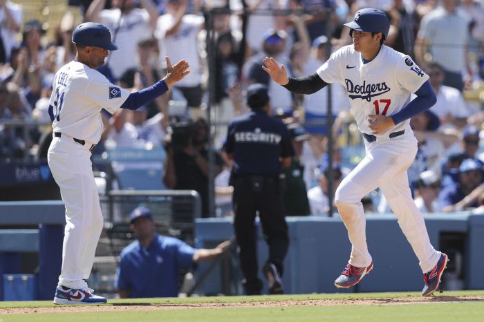 오타니가 8회말 투런홈런을 터뜨린 뒤 베이스를 돌며 디노 에벨 3루코치의 환영을 받고 있다. AP연합뉴스