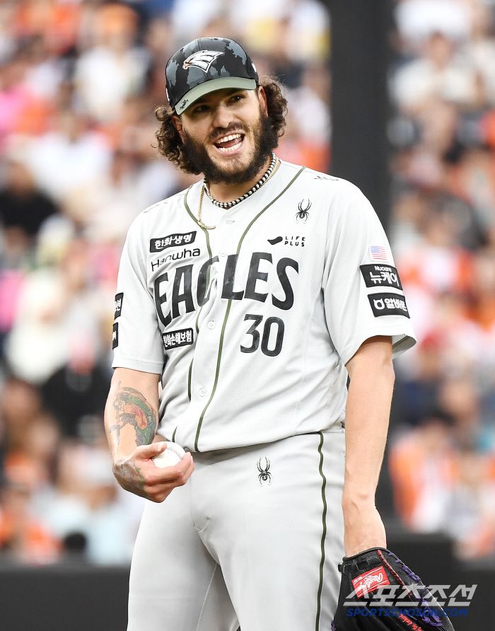 22일 대전 한화생명볼파크에서 열린 키움-한화전. 6회초 2사 1루 최주환이 폰세를 상대로 안타를 쳤다. 폰세가 마운드를 내려오며 최주환을 바라보고 있다. 대전=정재근 기자 cjg@sportschosun.com/2025.6.22/