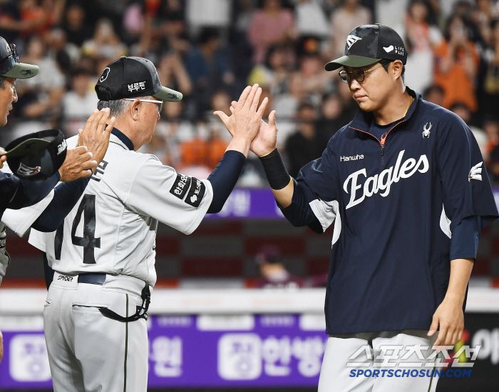 22일 대전 한화생명볼파크에서 열린 키움-한화전. 한화가 10대4로 승리했다. 김경문 감독이 채은성과 하이파이브하고 있다. 대전=정재근 기자 cjg@sportschosun.com/2025.6.22/
