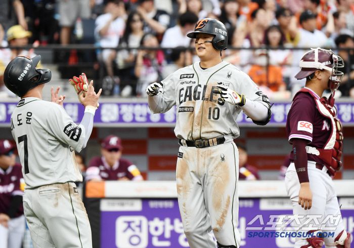 22일 대전 한화생명볼파크에서 열린 키움-한화전. 4회말 2사 2루 이진영이 투런포를 친 후 환호하고 있다. 대전=정재근 기자 cjg@sportschosun.com/2025.6.22/