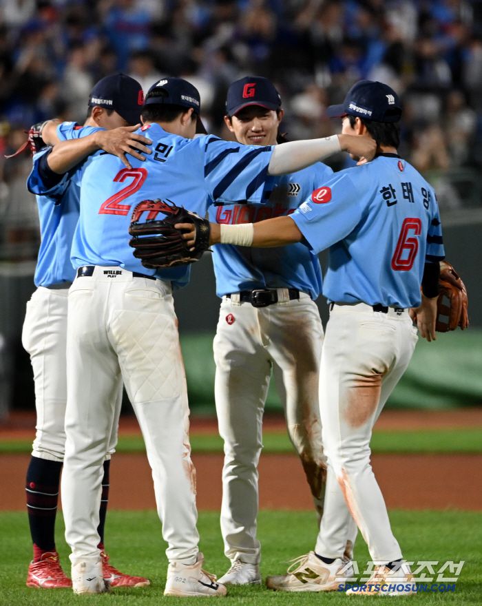 22일 부산 사직야구장에서 열린 삼성과 롯데의 경기, 롯데가 9대6으로 승리했다. 승리의 기쁨을 나누는 롯데 선수들의 모습.  부산=허상욱 기자wook@sportschosun.com/2025.06.22/