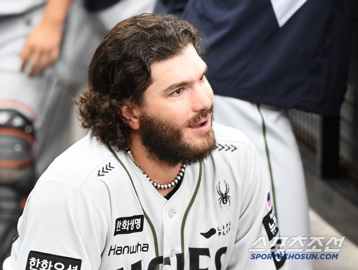 22일 대전 한화생명볼파크에서 열린 키움-한화전. 6회초 2사 1루 최주환이 폰세를 상대로 안타를 쳤다. 폰세가 마운드를 내려와 최주환과 대화를 나누고 있다. 대전=정재근 기자 cjg@sportschosun.com/2025.6.22/