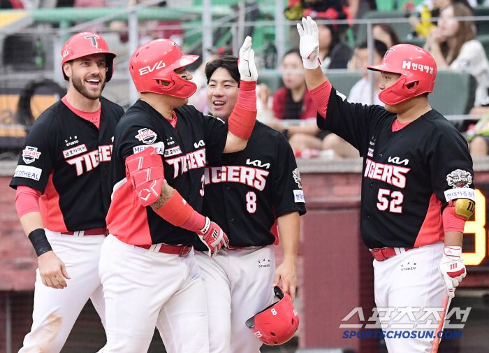 21일 인천 SSG랜더스필드에서 열린 SSG와 KIA의 경기. 5회 SSG 김광현 상대 3점 홈런을 날린 최형우. 인천=송정헌 기자songs@sportschosun.com/2025.06.21/