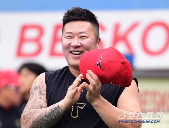 23일 대구 삼성라이온즈파크에서 열린 KBO리그 삼성과 KIA의 경기. 삼성 선수들과 인사를 나누고 있는 KIA 최형우. 대구=송정헌 기자songs@sportschosun.com/2025.05.23/