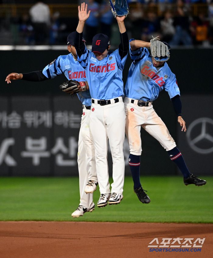 22일 부산 사직야구장에서 열린 삼성과 롯데의 경기, 롯데가 9대6으로 승리했다. 승리의 기쁨을 나누는 레이예스, 한승현, 김동혁의 모습.  부산=허상욱 기자wook@sportschosun.com/2025.06.22/