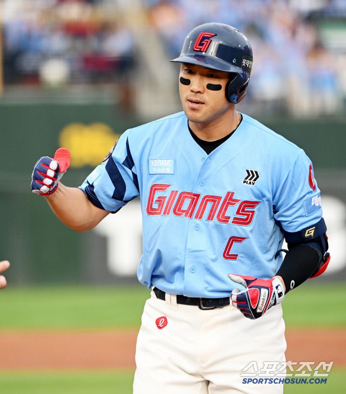 22일 부산 사직야구장에서 열린 삼성과 롯데의 경기, 3회말 1사 1,2루 전준우가 1타점 적시타를 치고 있다. 부산=허상욱 기자wook@sportschosun.com/2025.06.22/