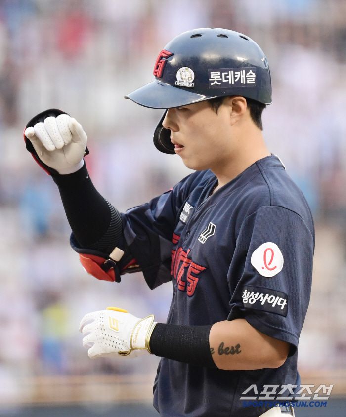 7일 잠실구장에서 열린 두산과 롯데의 경기. 7회 1타점 적시타 날린 고승민. 잠실=송정헌 기자songs@sportschosun.com/2025.06.07/