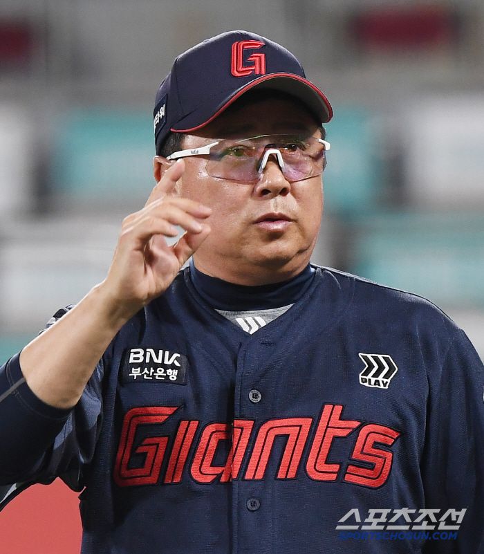 12일 수원 KT위즈파크에서 열린 롯데-KT전. 롯데가 10회 연장 승부끝에 12대7로 승리했다. 김태형 감독이 관중석을 향해 인사하고 있다. 수원=정재근 기자 cjg@sportschosun.com/2025.6.12/