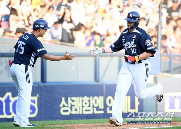 22일 잠실구장에서 열린 LG 트윈스와 두산 베어스의 경기. 5회초 두산 김민혁이 솔로포를 날린 뒤 환호하고 있다. 잠실=박재만 기자 pjm@sportschosun.com/2025.06.22/