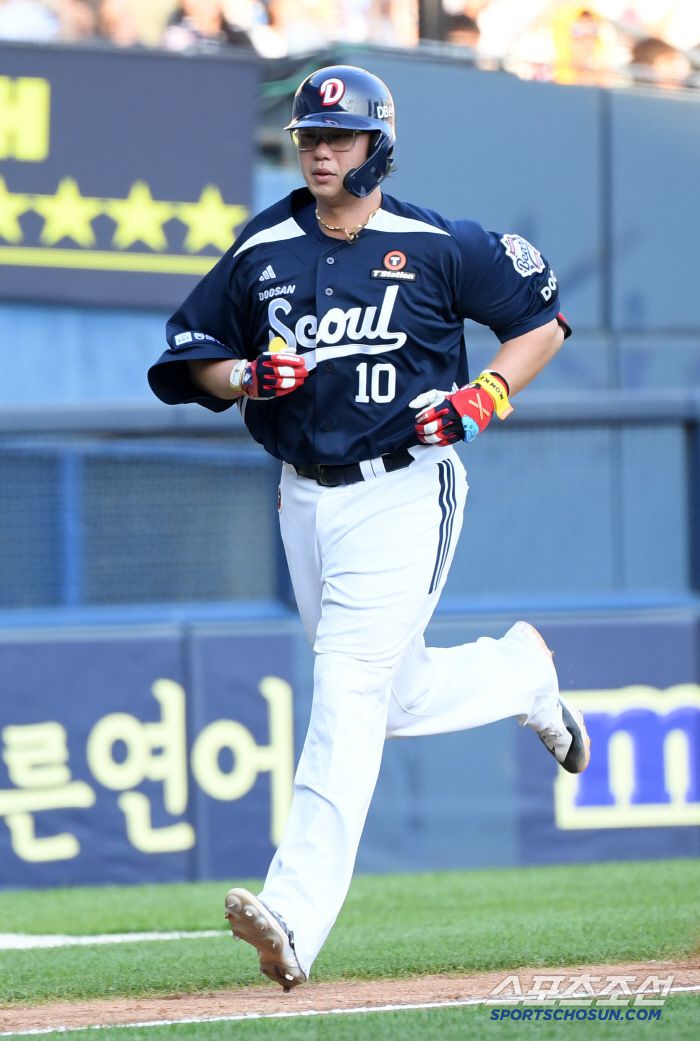 22일 잠실구장에서 열린 LG 트윈스와 두산 베어스의 경기. 5회초 두산 김민혁이 솔로포를 날린 뒤 환호하고 있다. 잠실=박재만 기자 pjm@sportschosun.com/2025.06.22/