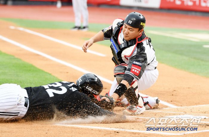 24일 수원KT위즈파크에서 열린 KBO리그 KT 위즈와 LG 트윈스의 경기. 1회초 1사 만루 LG 문성주 중견수 뜬공 때 홈을 노리던 김현수가 KT 포수 장성우에게 태그 당하고 있다. 수원=박재만 기자 pjm@sportschosun.com/2025.06.24/