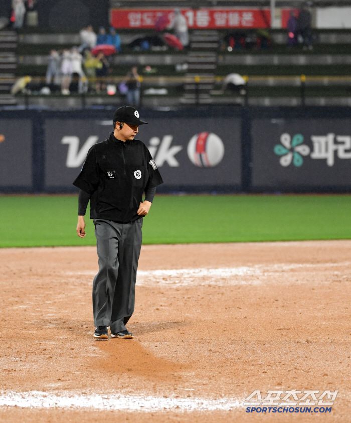 24일 수원KT위즈파크에서 열린 KBO리그 KT 위즈와 LG 트윈스의 경기. 우천 중단 1시간 뒤 심판이 그라운드를 상태를 살피고 있다. 수원=박재만 기자 pjm@sportschosun.com/2025.06.24/
