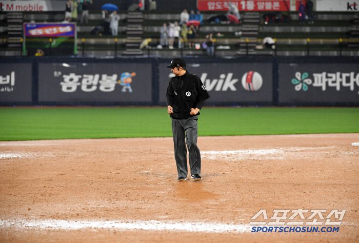 24일 수원KT위즈파크에서 열린 KBO리그 KT 위즈와 LG 트윈스의 경기. 우천 중단 1시간 뒤 심판이 그라운드를 상태를 살피고 있다. 수원=박재만 기자 pjm@sportschosun.com/2025.06.24/