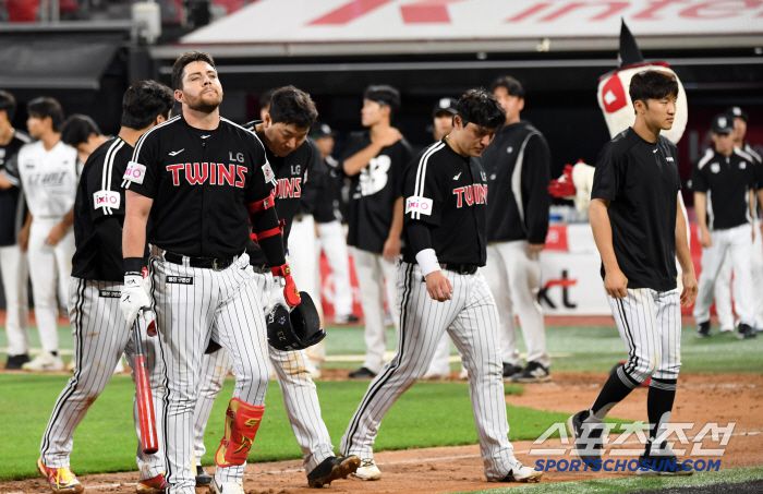 24일 수원KT위즈파크에서 열린 KBO리그 KT 위즈와 LG 트윈스의 경기. 패한 LG 선수들이 기뻐하고 있다. 수원=박재만 기자 pjm@sportschosun.com/2025.06.24/