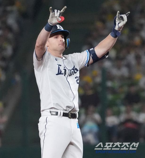 세이부는 23일 외국인 타자 타일러 네빈과 2년 연장 계약을 발표했다. 전반기도 기나기 전인 6월 말 이례적으로 계약을 연장했다. 사진캡처=세이부 라이온즈 SNS