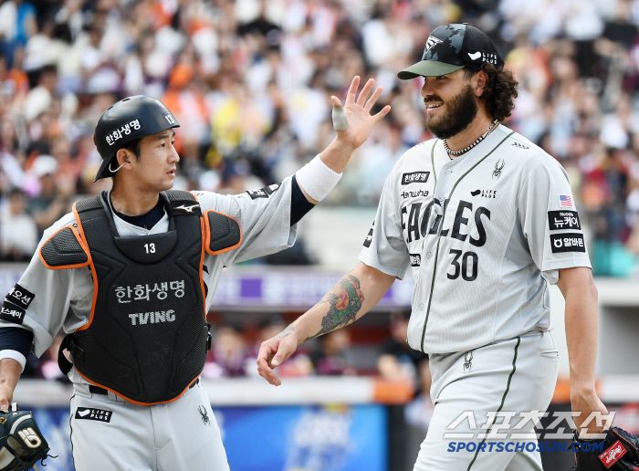 22일 대전 한화생명볼파크에서 열린 키움-한화전. 3회초 폰세와 임지열의 신경전, 그리고 벤치클리어링이 벌어졌다. 폰세가 임지열을 삼진아웃 시킨 후 최재훈 포수와 기뻐하고 있다. 대전=정재근 기자 cjg@sportschosun.com/2025.6.22/