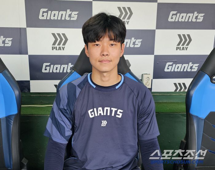 인터뷰에 임한 홍민기. 김영록 기자
