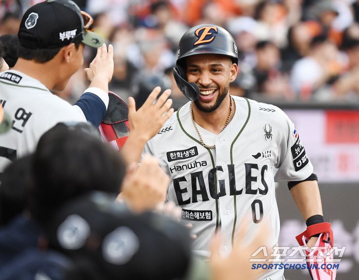 22일 대전 한화생명볼파크에서 열린 키움-한화전. 4회말 2사 1, 2루 노시환의 안타 때 득점한 리베라토가 환영받고 있다. 대전=정재근 기자 cjg@sportschosun.com/2025.6.22/