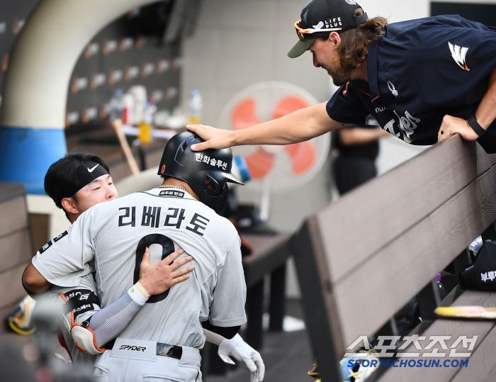 22일 대전 한화생명볼파크에서 열린 키움-한화전. 4회말 2사 1, 2루 노시환의 안타 때 득점한 리베라토가 환영받고 있다. 대전=정재근 기자 cjg@sportschosun.com/2025.6.22/