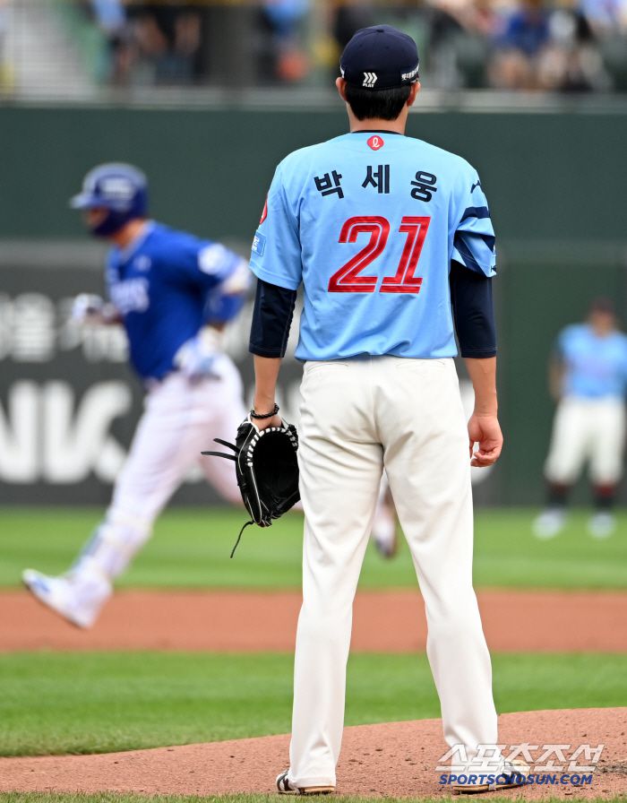 22일 부산 사직야구장에서 열린 삼성과 롯데의 경기, 1회초 2사 1,3루 롯데 박세웅이 삼성 박병호에 선제 3점홈런을 허용하며 아쉬워하고 있다. 부산=허상욱 기자wook@sportschosun.com/2025.06.22/