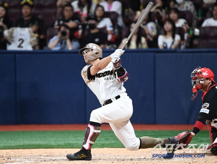 24일 서울 고척스카이돔에서 열린 KIA-키움전. 6회말 1사 1, 2루 임지열이 스리런포를 치고 있다. 고척=정재근 기자 cjg@sportschosun.com/2025.6.24/