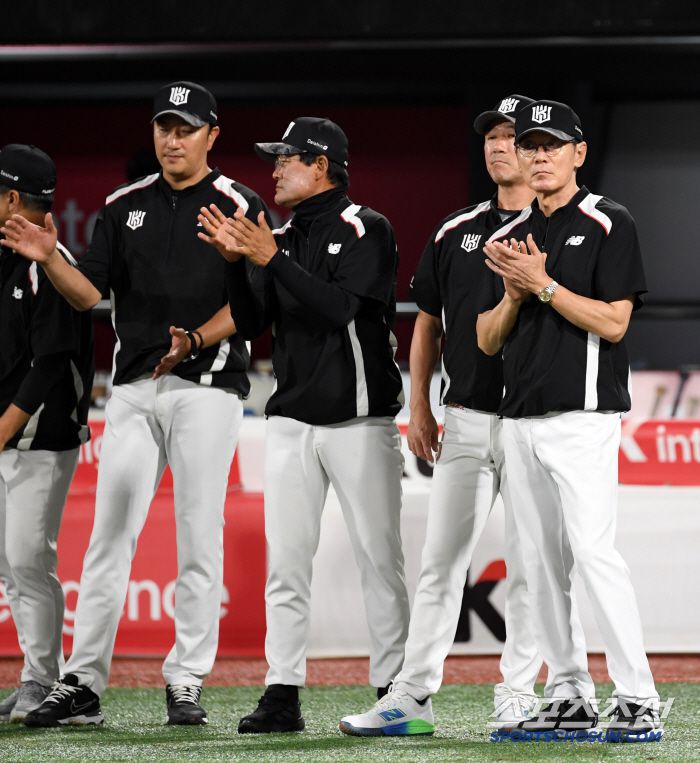 24일 수원KT위즈파크에서 열린 KBO리그 KT 위즈와 LG 트윈스의 경기. 승리한 KT 이강철 감독이 기뻐하고 있다. 수원=박재만 기자 pjm@sportschosun.com/2025.06.24/