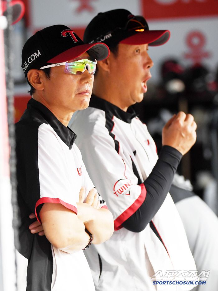 24일 수원KT위즈파크에서 열린 KBO리그 KT 위즈와 LG 트윈스의 경기. LG 염경엽 감독이 경기를 지켜보고 있다. 수원=박재만 기자 pjm@sportschosun.com/2025.06.24/