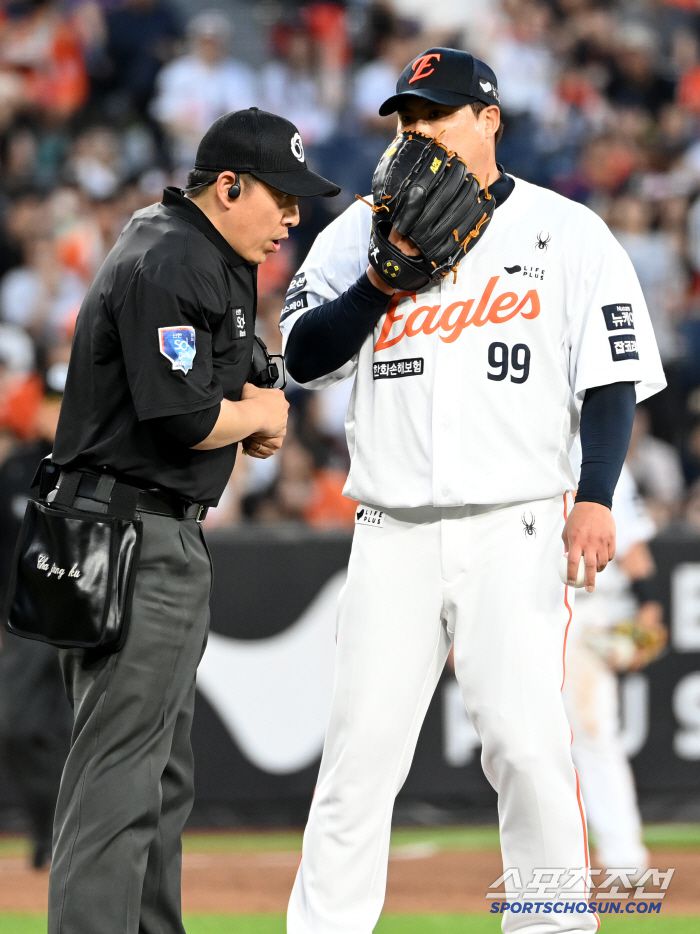 5일 대전 한화생명볼파크에서 열린 KT와 한화의 경기, 4회초 2사 만루 한화 류현진이 KT 안현민 타석을 앞두고 몸의 이상을 호소하며 차정구 심판에게 이야기를 하고 있다. 대전=허상욱 기자wook@sportschosun.com/2025.06.05/