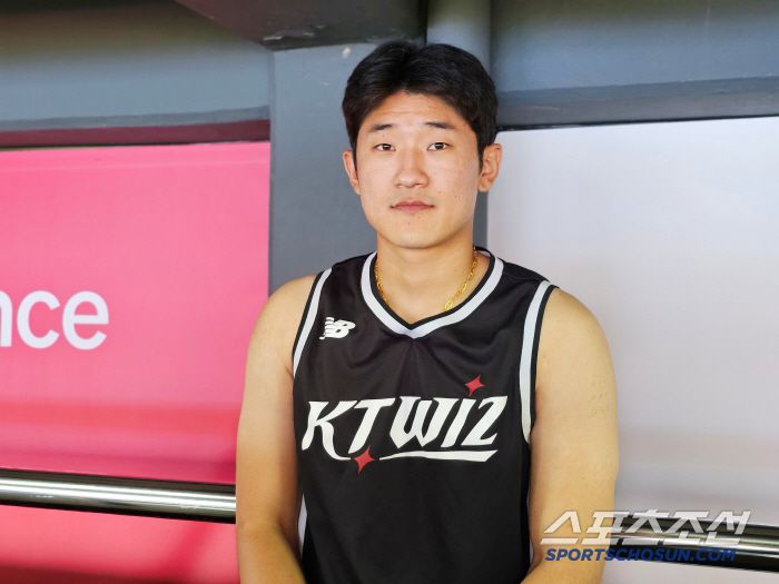 25일 수원케이티위즈파크에서 취재진과 인터뷰 하는 임준형. 수원=이종서 기자