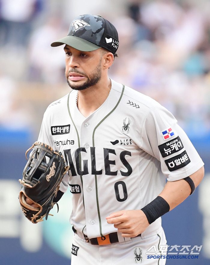 1회 수비 실책으로 선취점을 내준 한화 중견수 리베라토.