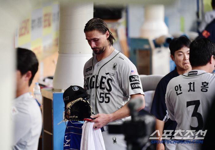 3회 투구 후 교체되고 있는 한화 선발 와이스.