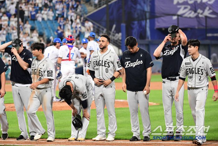 삼성이 한화에 승리했다. 경기 종료 후 그라운드를 나서는 한화 선수들.