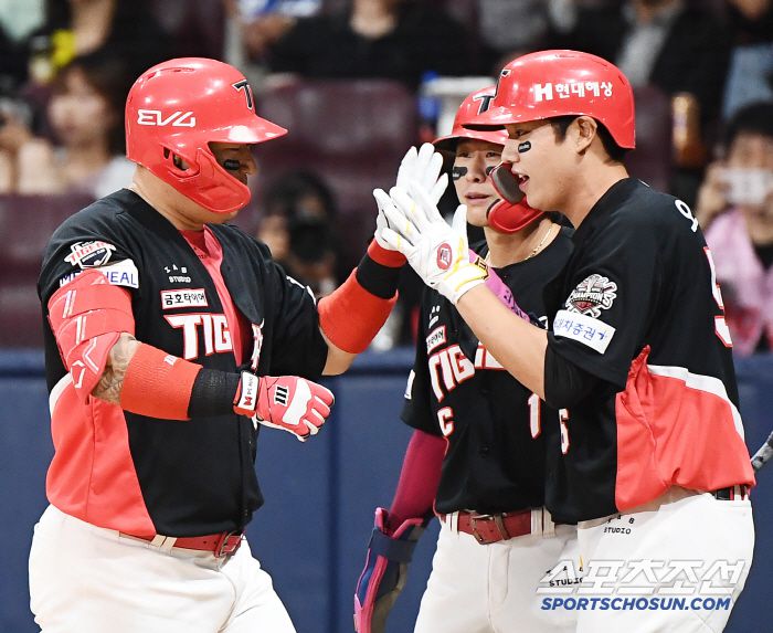 24일 서울 고척스카이돔에서 열린 KIA-키움전. 1회초 1사 1, 2루 최형우가 스리런포를 친 후 환영받고 있다. 고척=정재근 기자 cjg@sportschosun.com/2025.6.24/