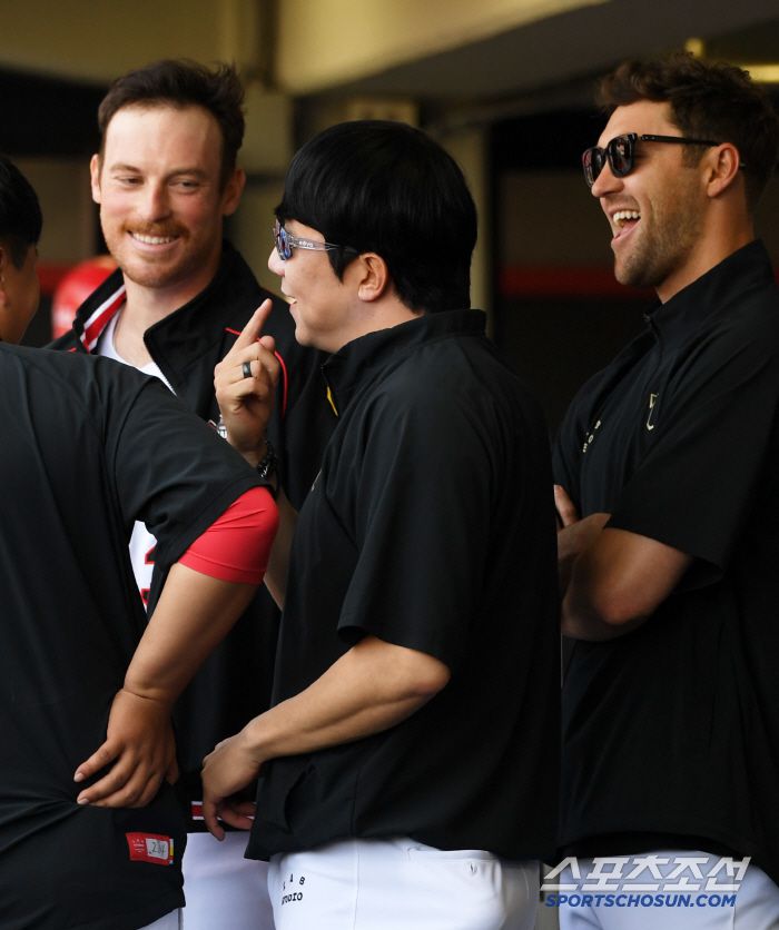 26일 광주 기아챔피언스필드에서 열린 KIA 타이거즈와 LG 트윈스의 경기. 양현종이 올러에게 다가가 대화를 나누고 있다. 광주=박재만 기자 pjm@sportschosun.com/2025.04.26/