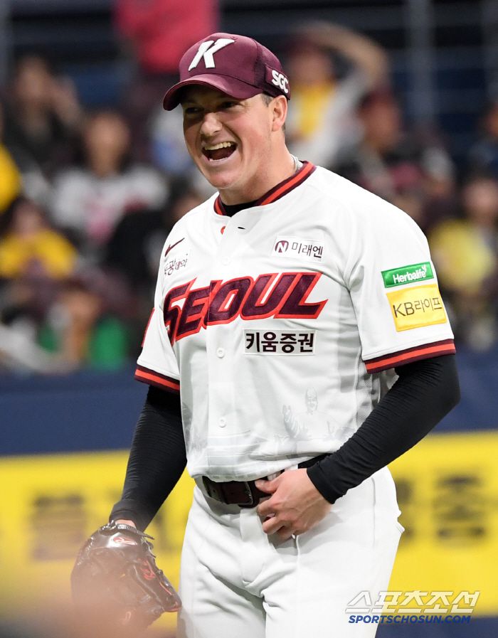 9일 서울 고척스카이돔에서 열린 키움 히어로즈와 LG 트윈스의 경기. 키움 로젠버그가 7회까지 무실점 피칭을 펼친 뒤 미소 짓고 있다. 고척=박재만 기자 pjm@sportschosun.com/2025.04.09/