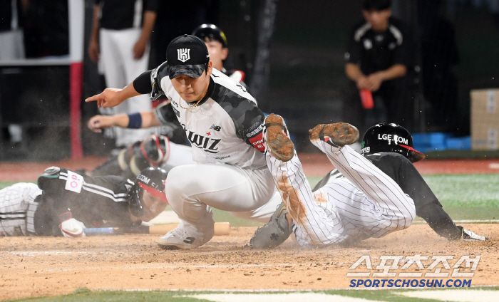 26일 수원KT위즈파크에서 열린 KBO리그 KT 위즈와 LG 트윈스의 경기. 9회초 1사 2,3루 LG 천성호가 폭투를 틈타 득점을 올리고 있다. 수원=박재만 기자 pjm@sportschosun.com/2025.06.26/