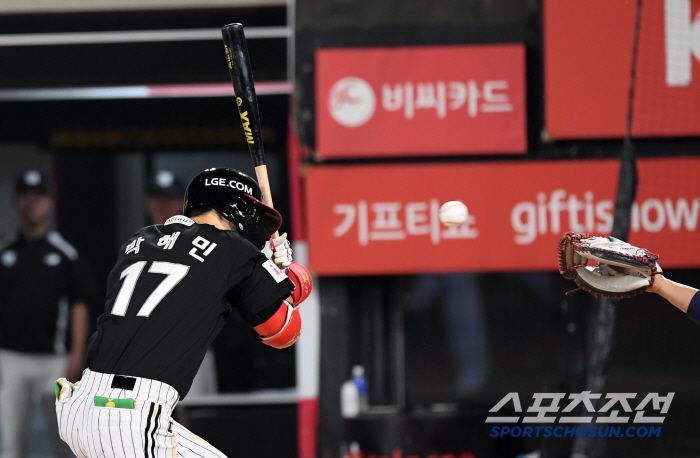 26일 수원KT위즈파크에서 열린 KBO리그 KT 위즈와 LG 트윈스의 경기. 9회초 무사 2루 LG 박해민이 KT 마무리 박영현 직구에 맞고 있다. 수원=박재만 기자 pjm@sportschosun.com/2025.06.26/