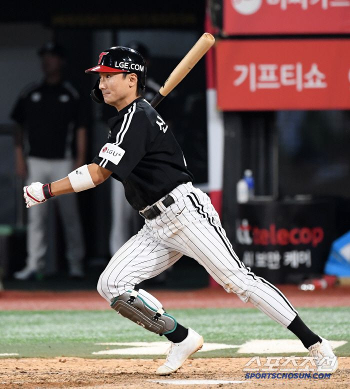 26일 수원KT위즈파크에서 열린 KBO리그 KT 위즈와 LG 트윈스의 경기. 9회초 1사 3루 LG 신민재가 적시타를 날린 뒤 환호하고 있다. 수원=박재만 기자 pjm@sportschosun.com/2025.06.26/